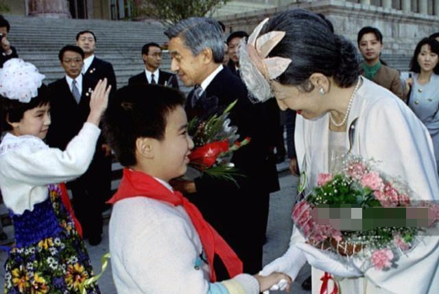 明仁天皇访华照片：在西安碑林找自己年号，与皇后美智子游览长城