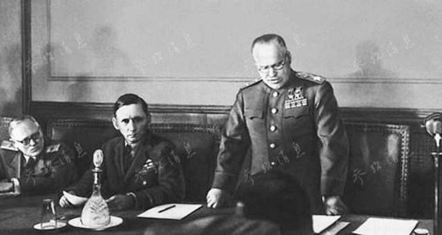 接受德国投降时，朱可夫说了两句话，后人称赞至今：不愧是战神
