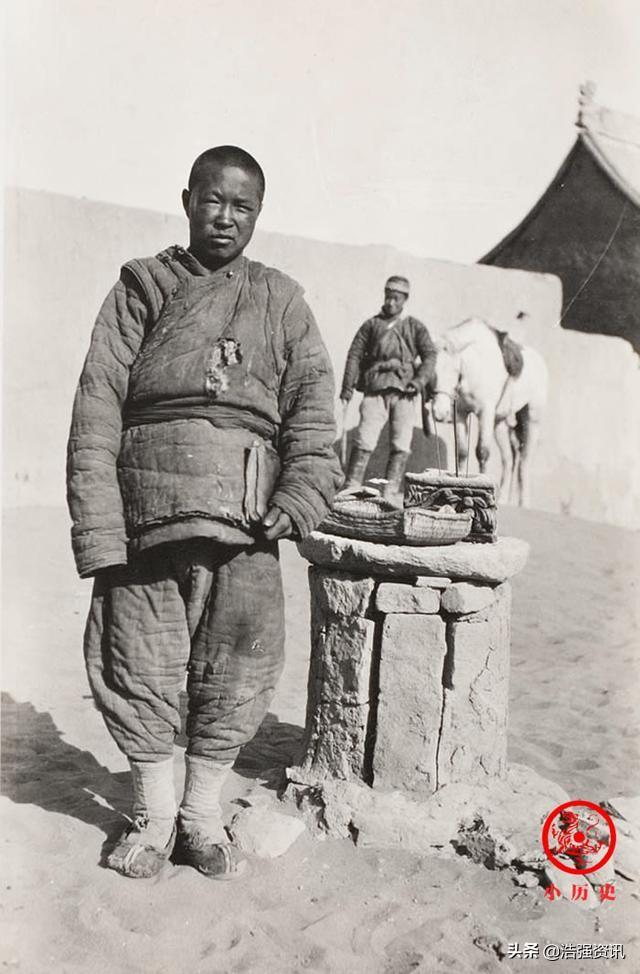 清末老照片：戴脚镣的囚犯，衣着破旧的僧人