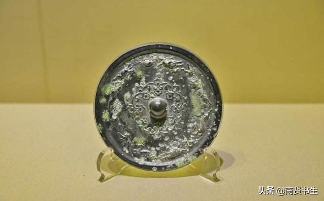 西汉时期的一面铜镜，细看上面的文字，专家直呼：难以置信