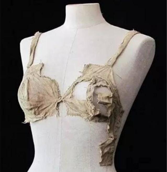 老照片：图二是400年前的避孕套、图三是500年前的胸罩